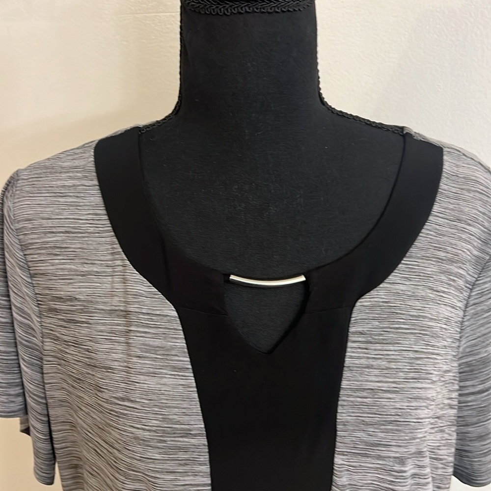 Suzie In The City Plus Size Two-Toned Top, Sz. 1X. - Picture 4 of 6